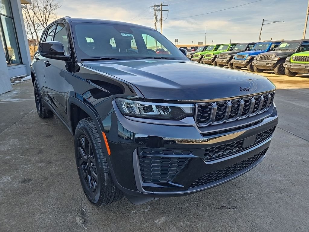 New 2026 Diamond Black Crystal Pearl-Coat Exterior Paint Jeep Altitude image 15