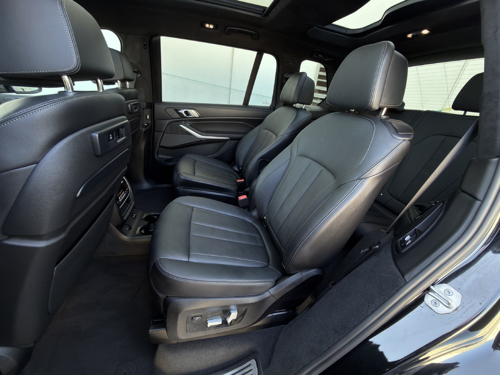 Used 2022 Black BMW M50i image 26