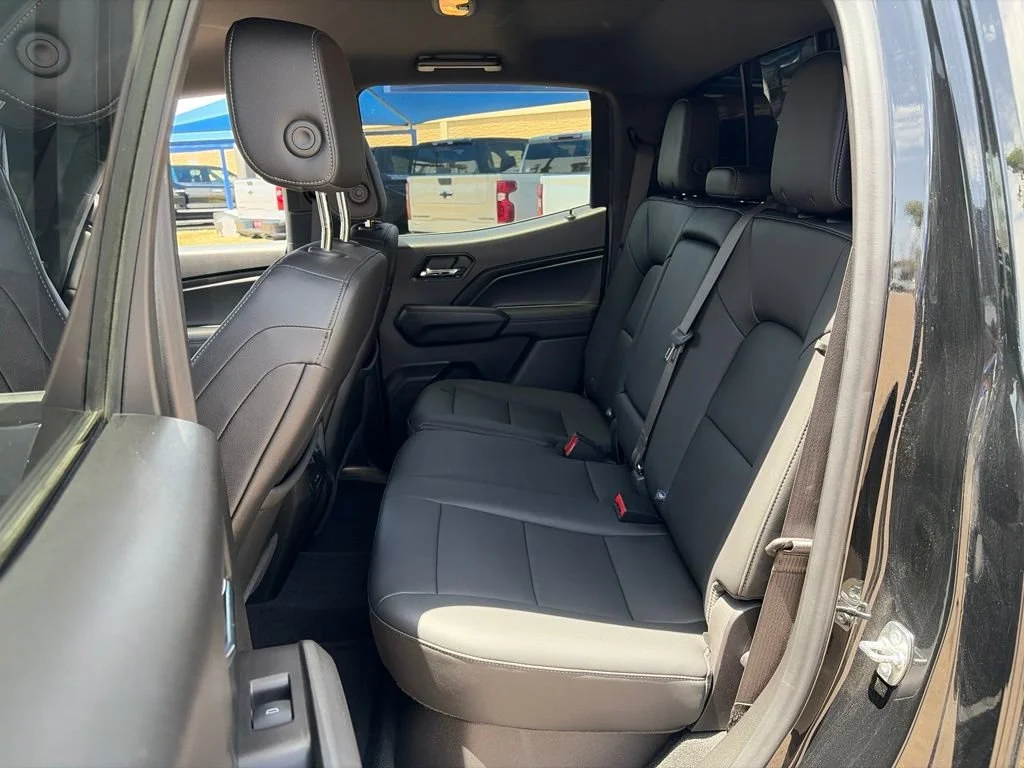 Used 2025 Onyx Black GMC Elevation image 21