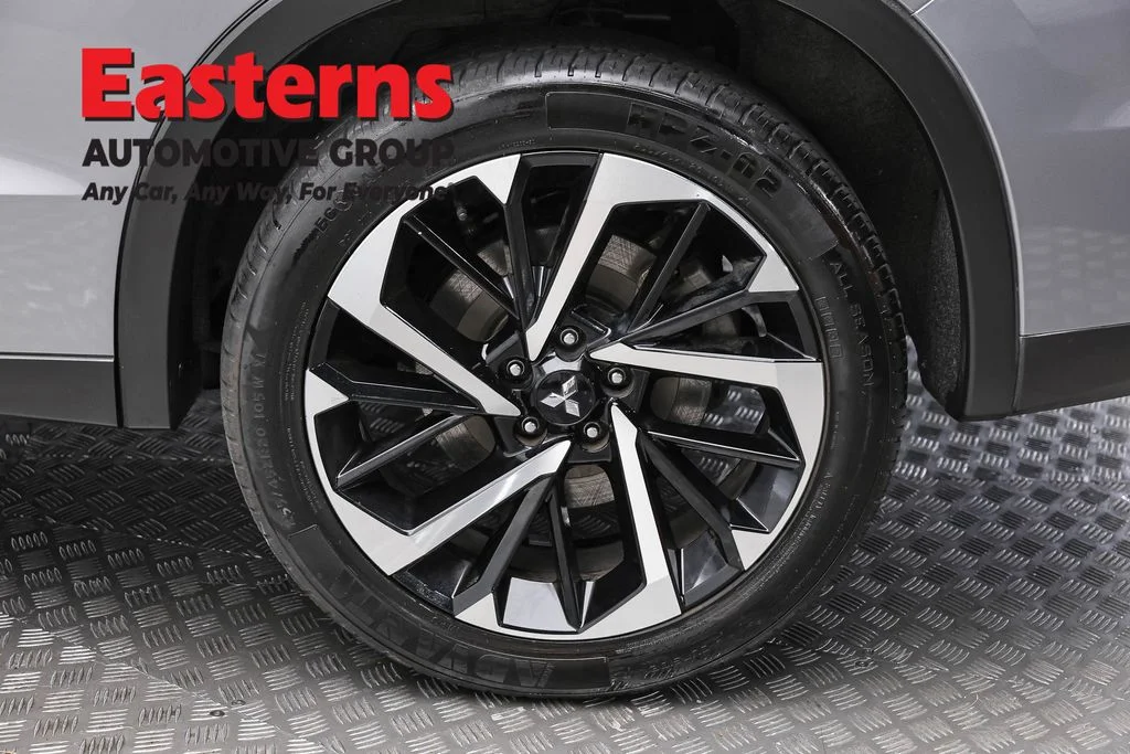 Used 2024 Gray Mitsubishi SE image 8