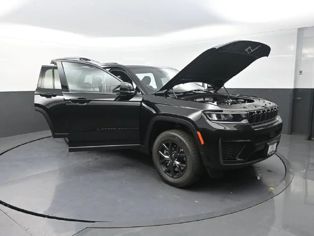 New 2027 High-Gloss Black Paint Jeep Laredo Altitude image 30