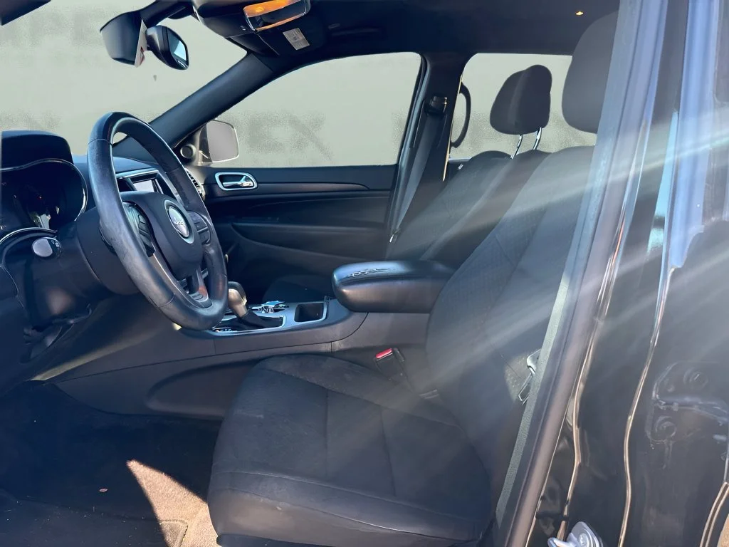 Used 2018  Jeep Laredo E image 9