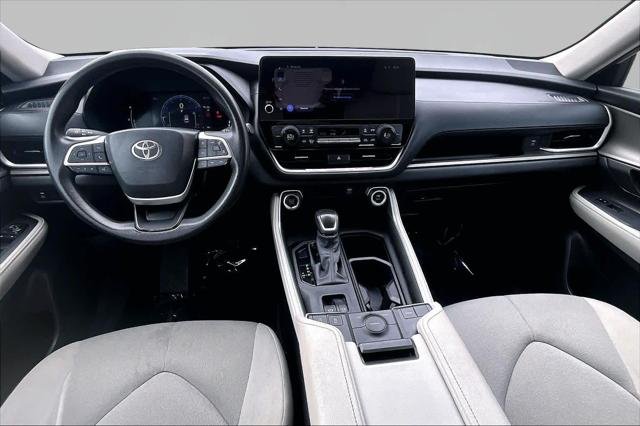 Certified Used 2025 WIND CHILL PEARL Toyota  image 16