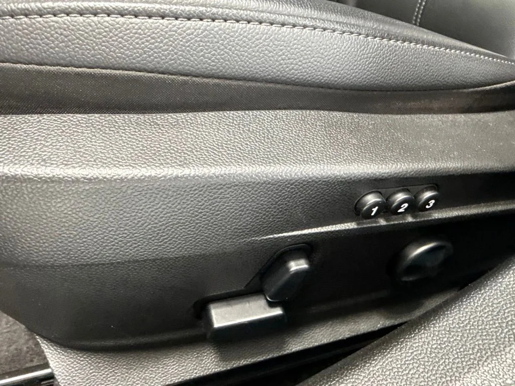 Used 2017 Red Alfa Romeo Base image 15