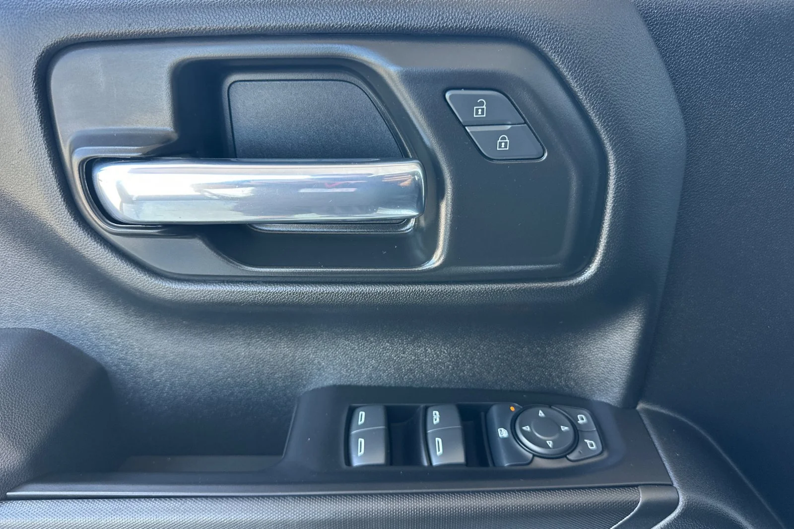 Used 2022 White Chevrolet Custom image 10