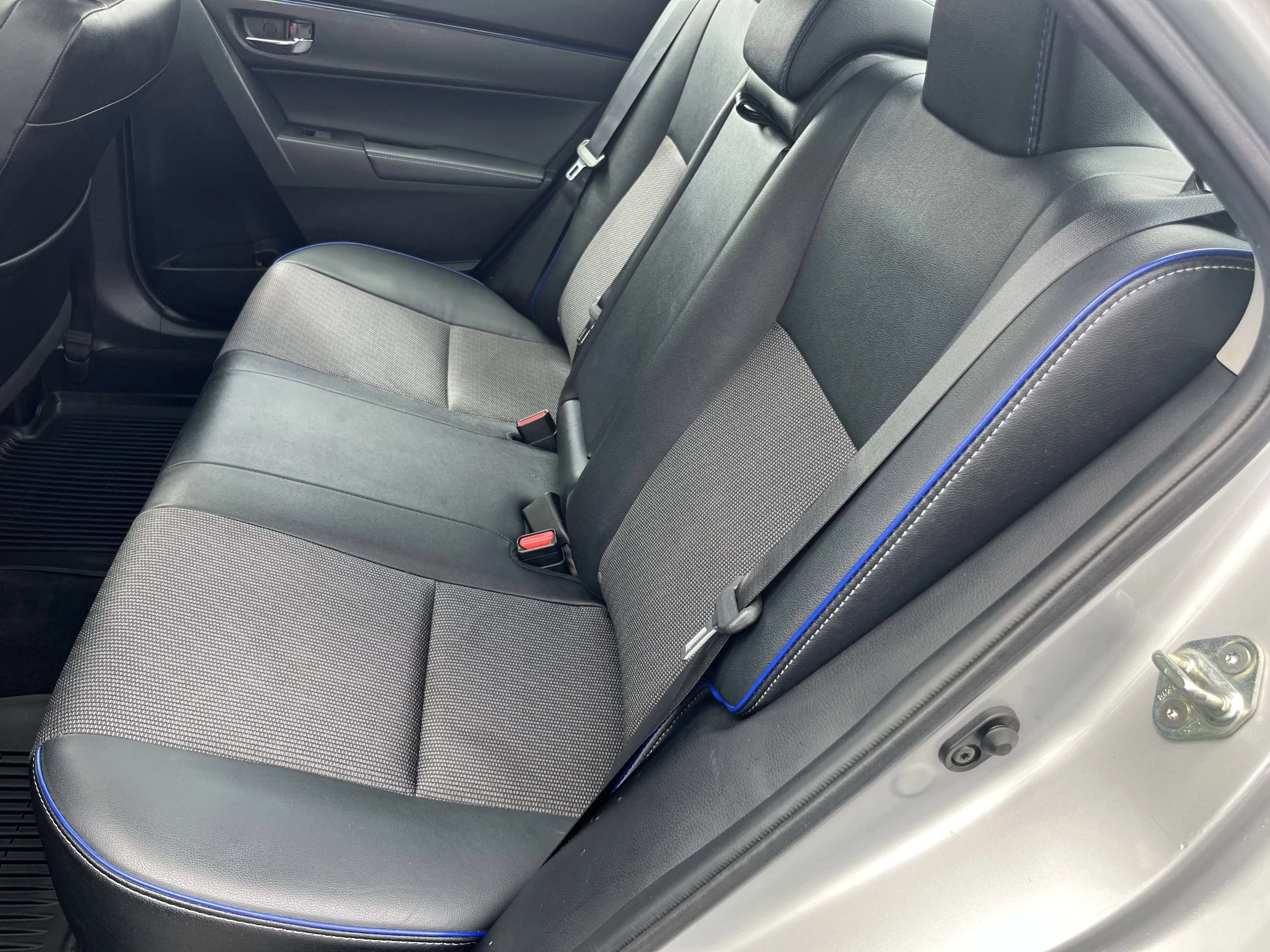 Used 2018 Classic Silver Metallic Toyota SE image 17