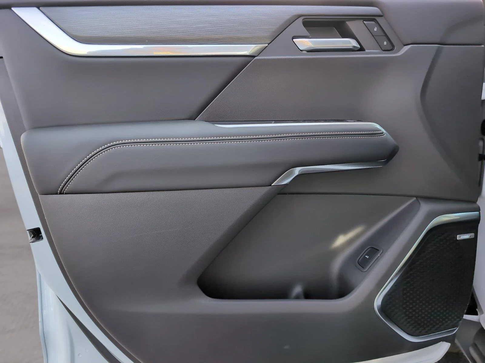 New 2026 Glacier White Tricoat GMC Elevation image 28