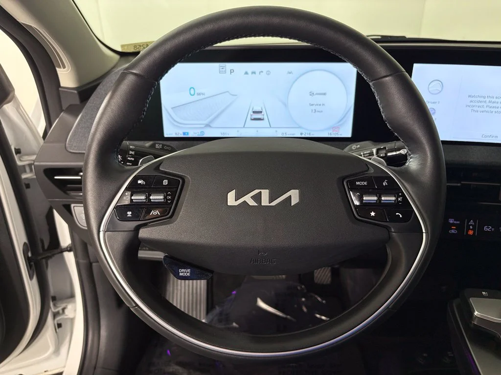 Used 2022 White Kia Wind image 19