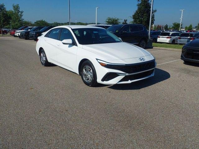 New 2026 White Hyundai SE image 4