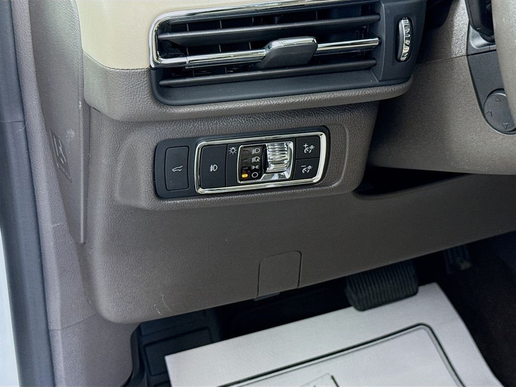 Used 2021 Pristine White Lincoln Reserve image 14