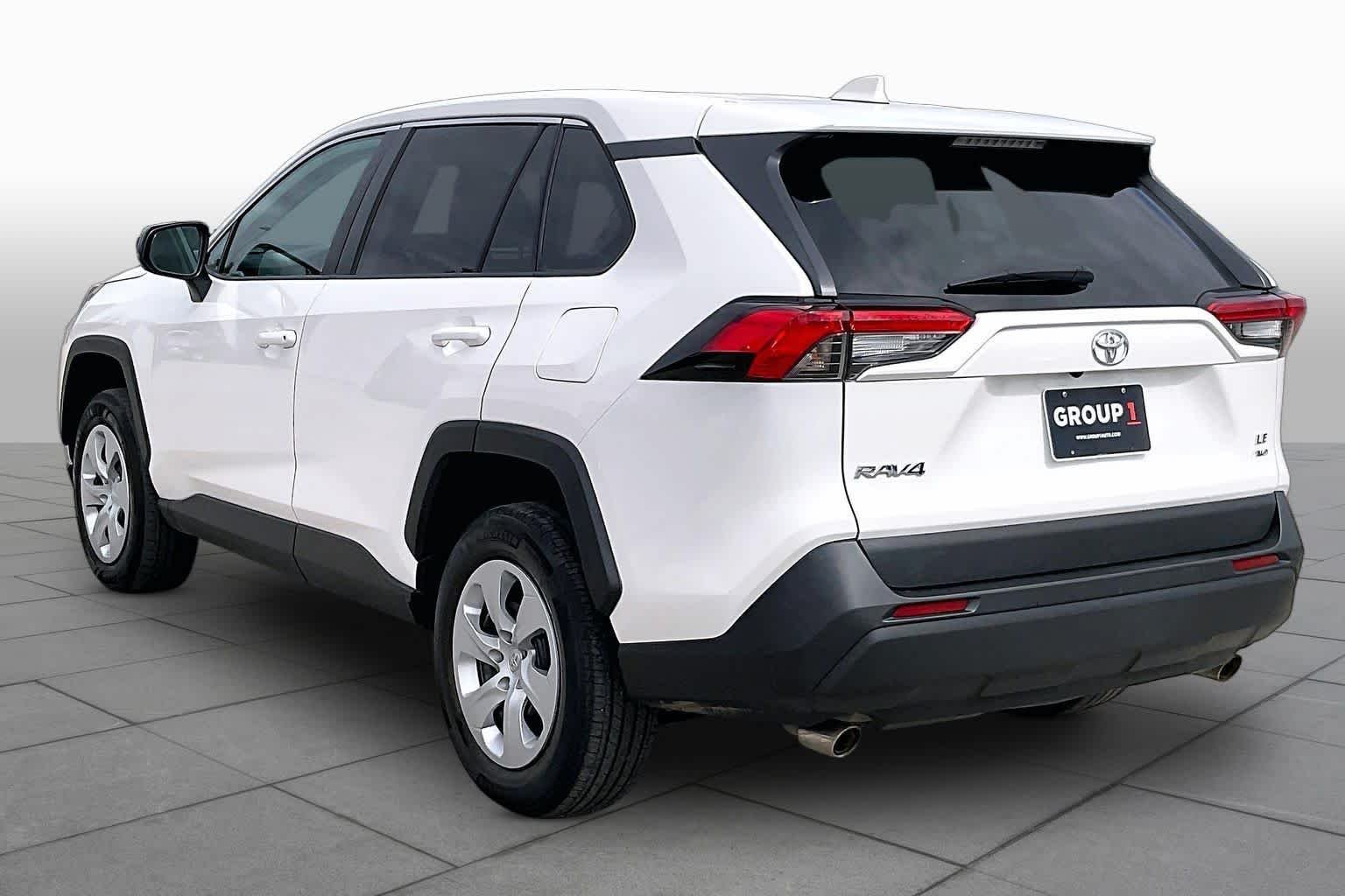 Used 2022 White Toyota LE image 11