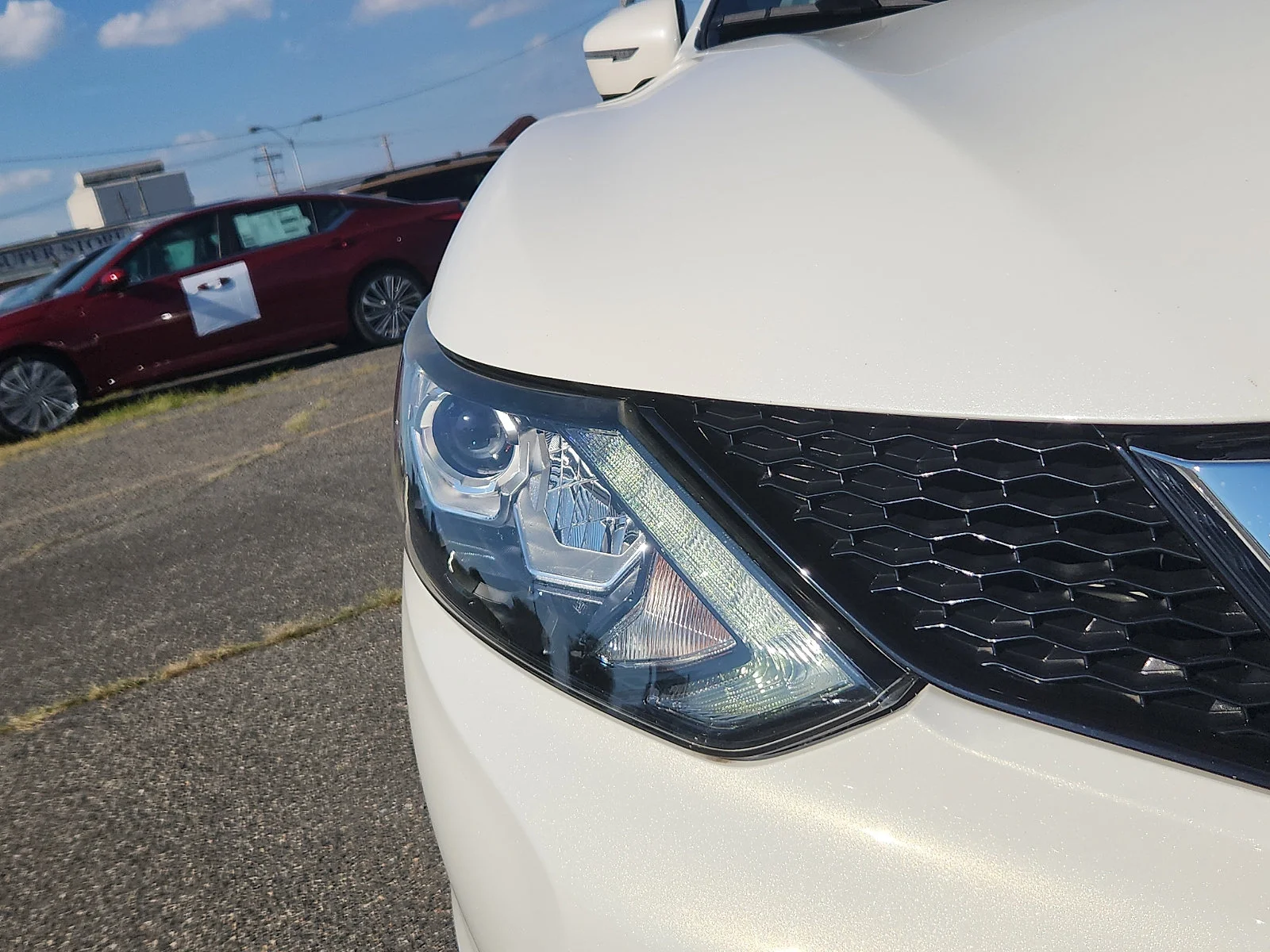 Used 2018 White Nissan SL image 9