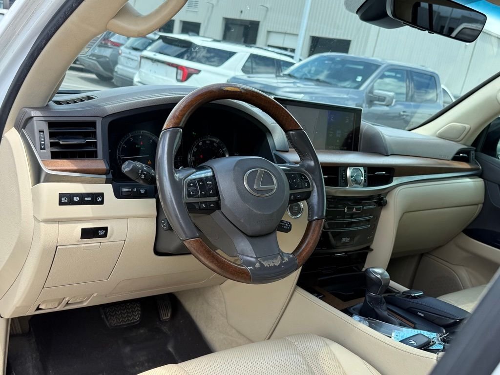 Used 2017  Lexus 570 image 4