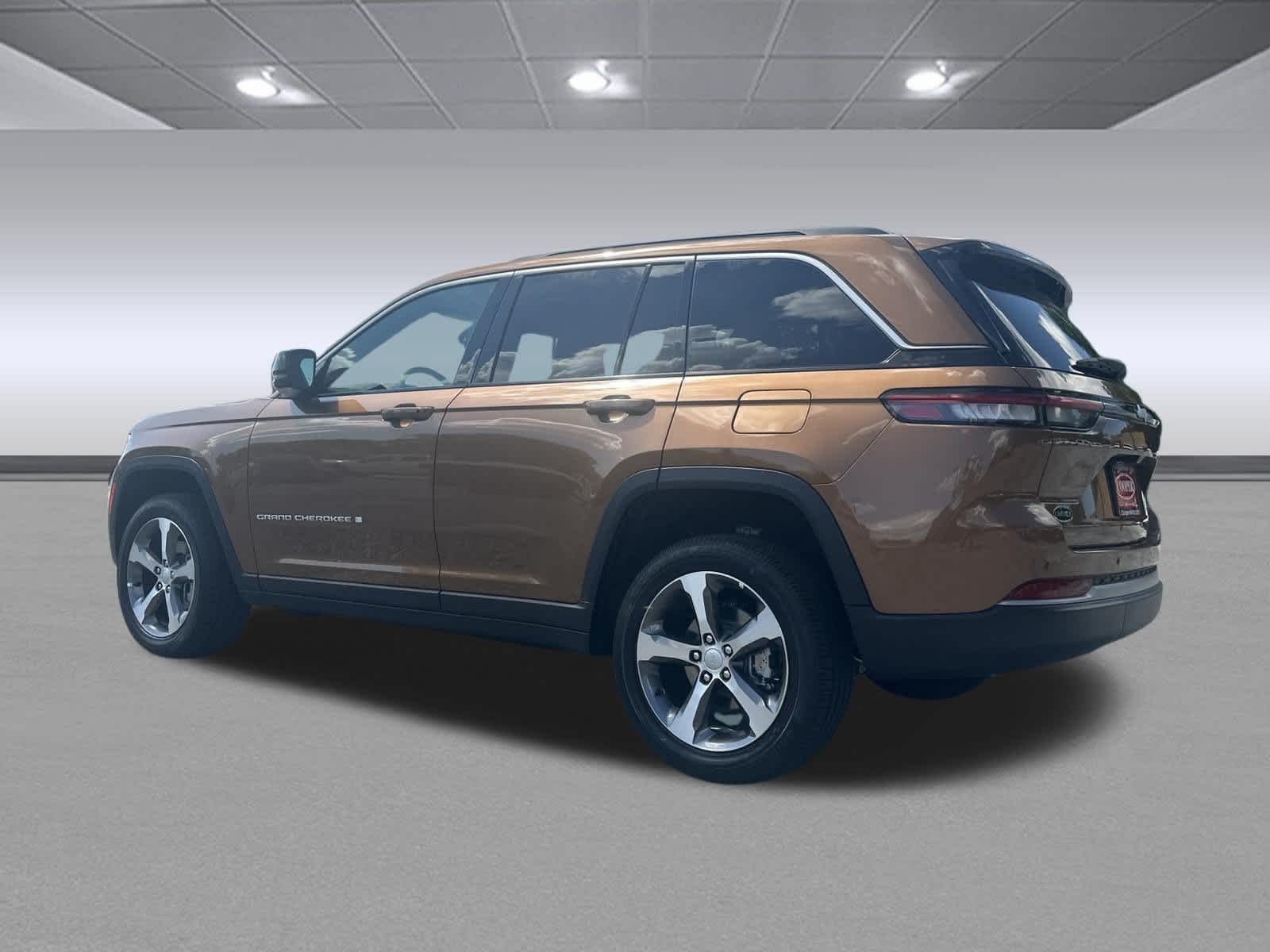 New 2026 Copper Shino Metallic Clear-Coat Exterior Paint Jeep Limited image 3