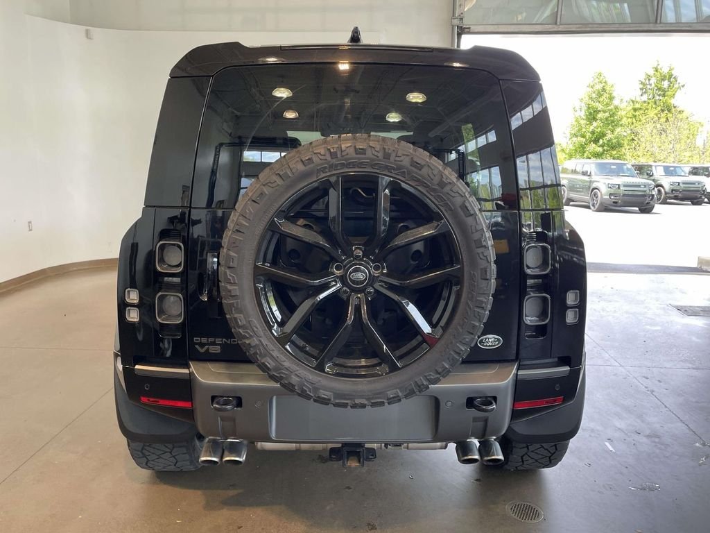 Used 2023 Santorini Black Metallic Land Rover V8 image 5