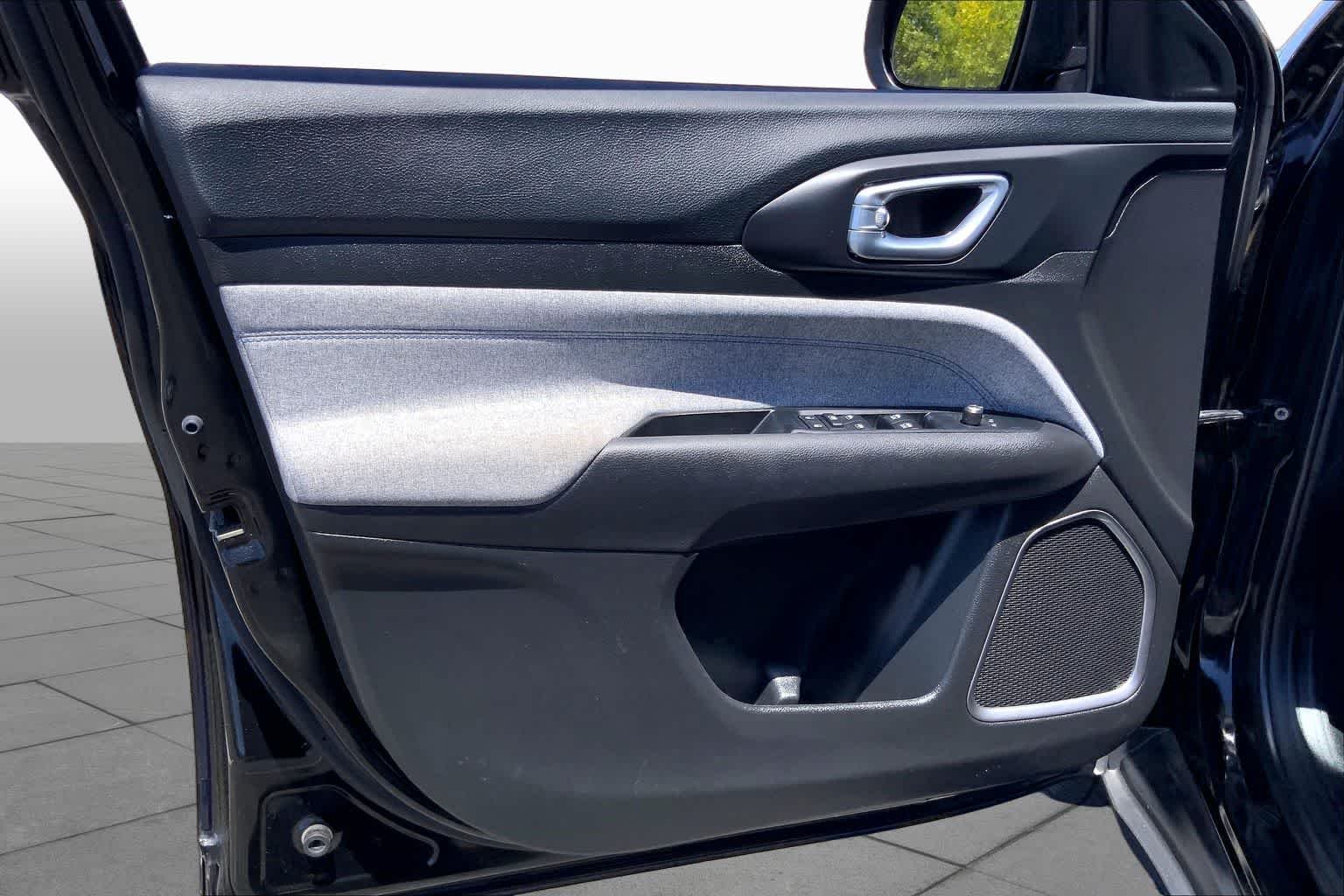Used 2022 Diamond Black Crystal Pearlcoat Jeep Latitude image 19
