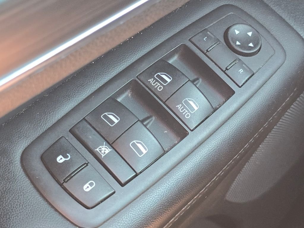 Used 2020 Velvet Jeep Limited image 28