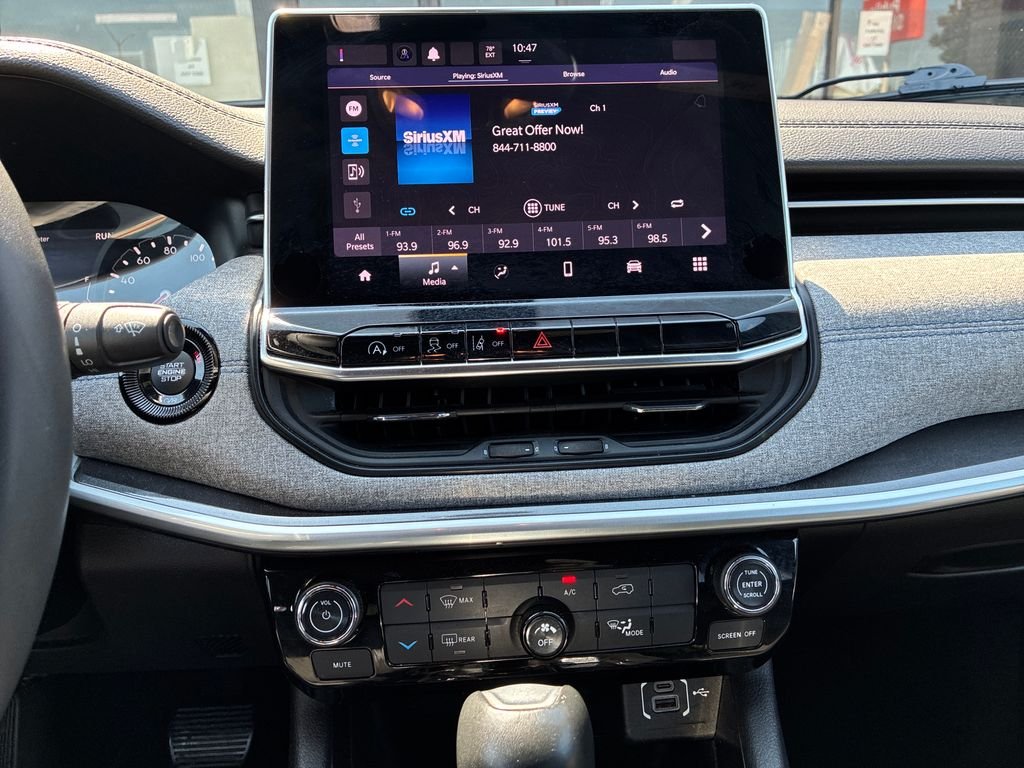 Used 2024 White/off-white Jeep Latitude image 19