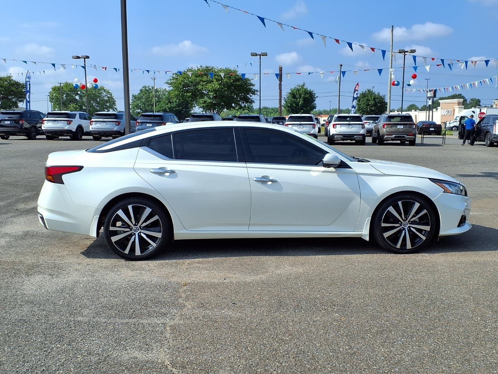 Used 2020 Pearl White Tricoat Nissan 2.0 Platinum image 12