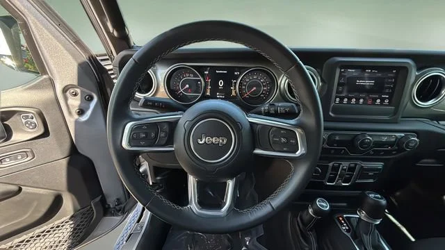 Used 2018 Silver Jeep Sahara 4x4 image 11