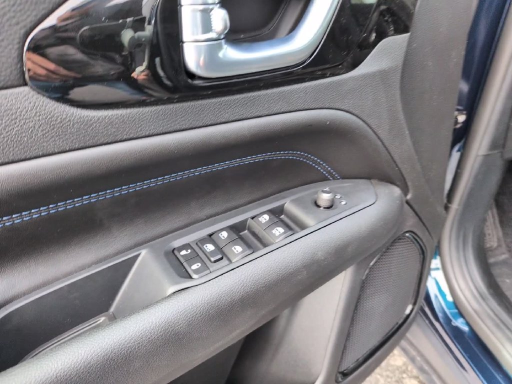 New 2026 Fathom Blue Pearl-Coat Exterior Paint Jeep Latitude image 18