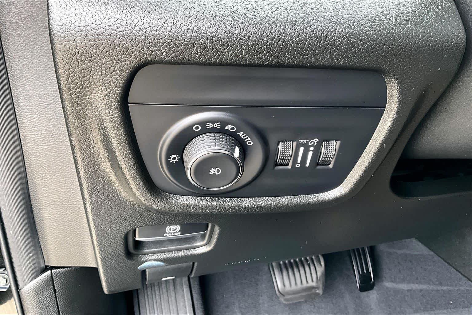 Used 2023 Diamond Black Crystal Pearlcoat Jeep Summit image 36