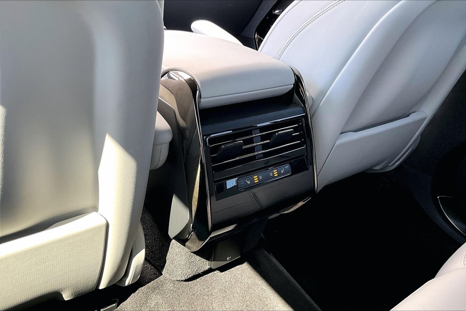Used 2025 White Land Rover SE image 34