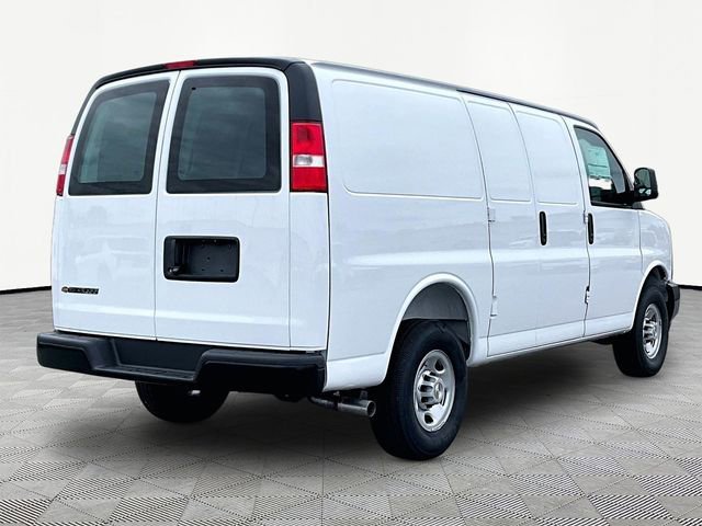 New 2026 Summit White Chevrolet WT image 6