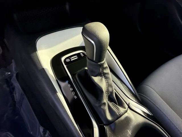 Used 2025  Toyota SE image 5