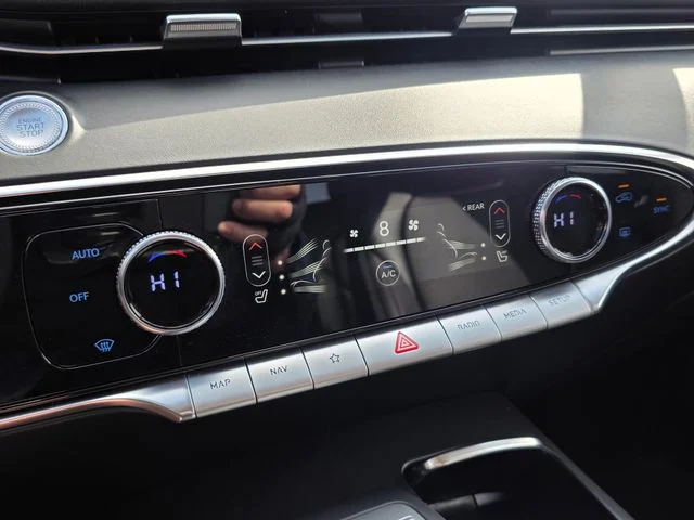 2025 GENESIS GV70 Standard - Photo 30