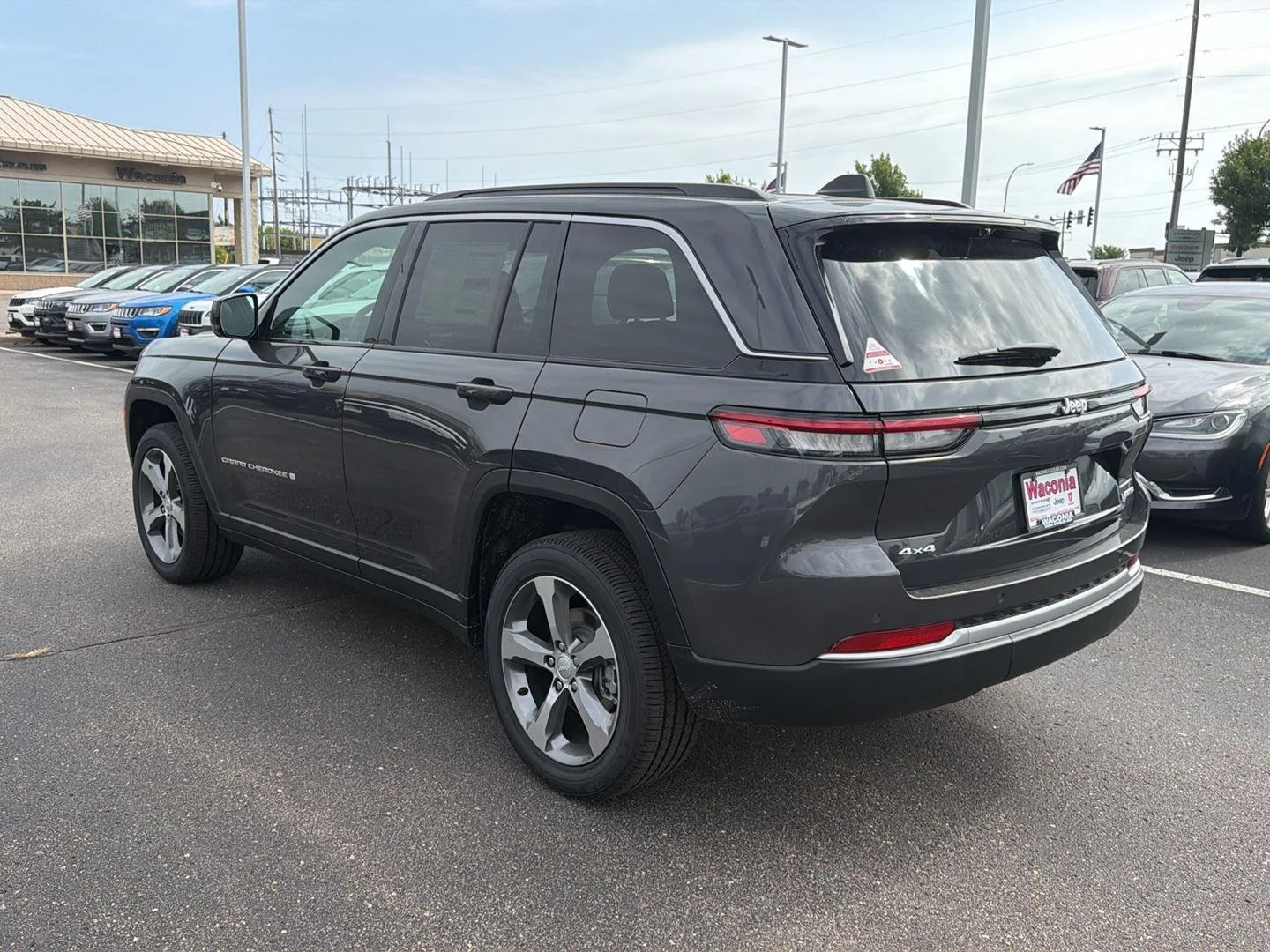 New 2026 Baltic Gray Metallic Clear-Coat Exterior Paint Jeep Limited image 5