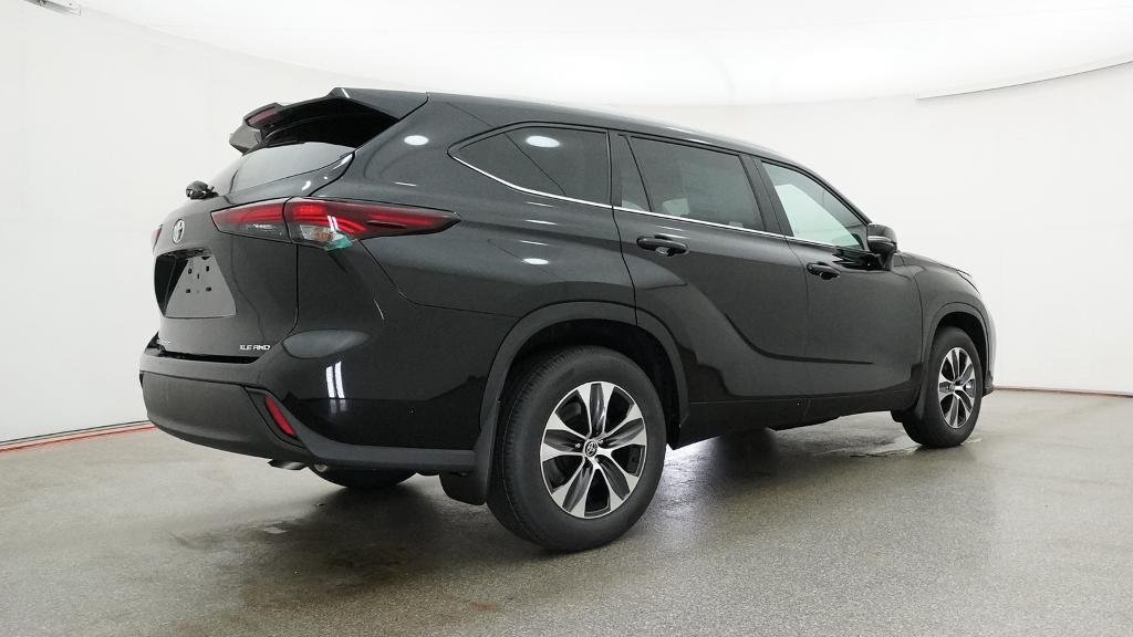 New 2026 Midnight Black Metallic Toyota XLE image 17