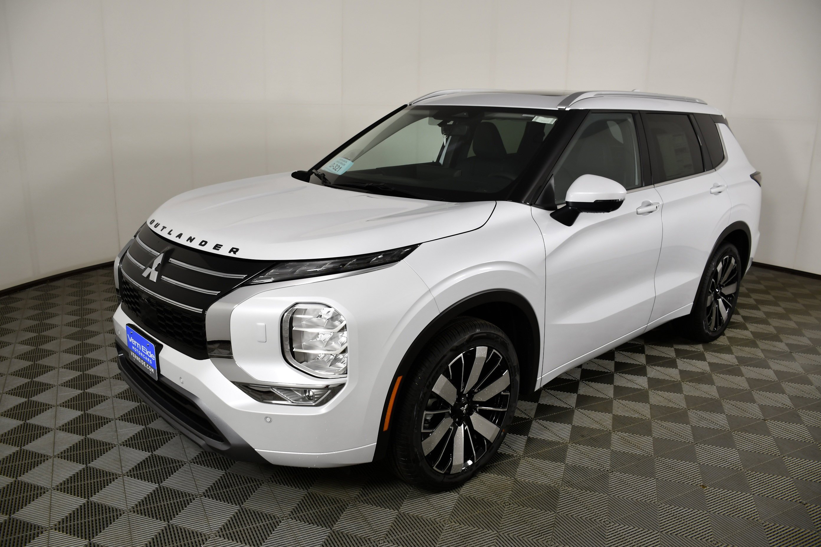 New 2026 White Diamond Mitsubishi SEL image 8