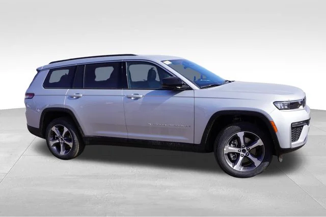 New 2026 Silver Zynith Exterior Paint Jeep Limited image 2