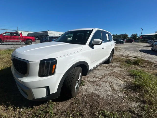 Certified Used 2024 White Kia LX image 3