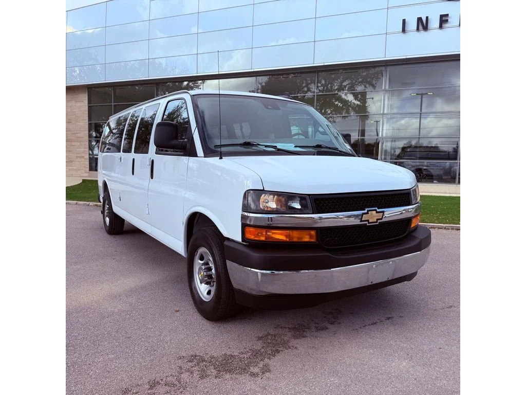 Used 2025 Summit White Chevrolet LT image 3