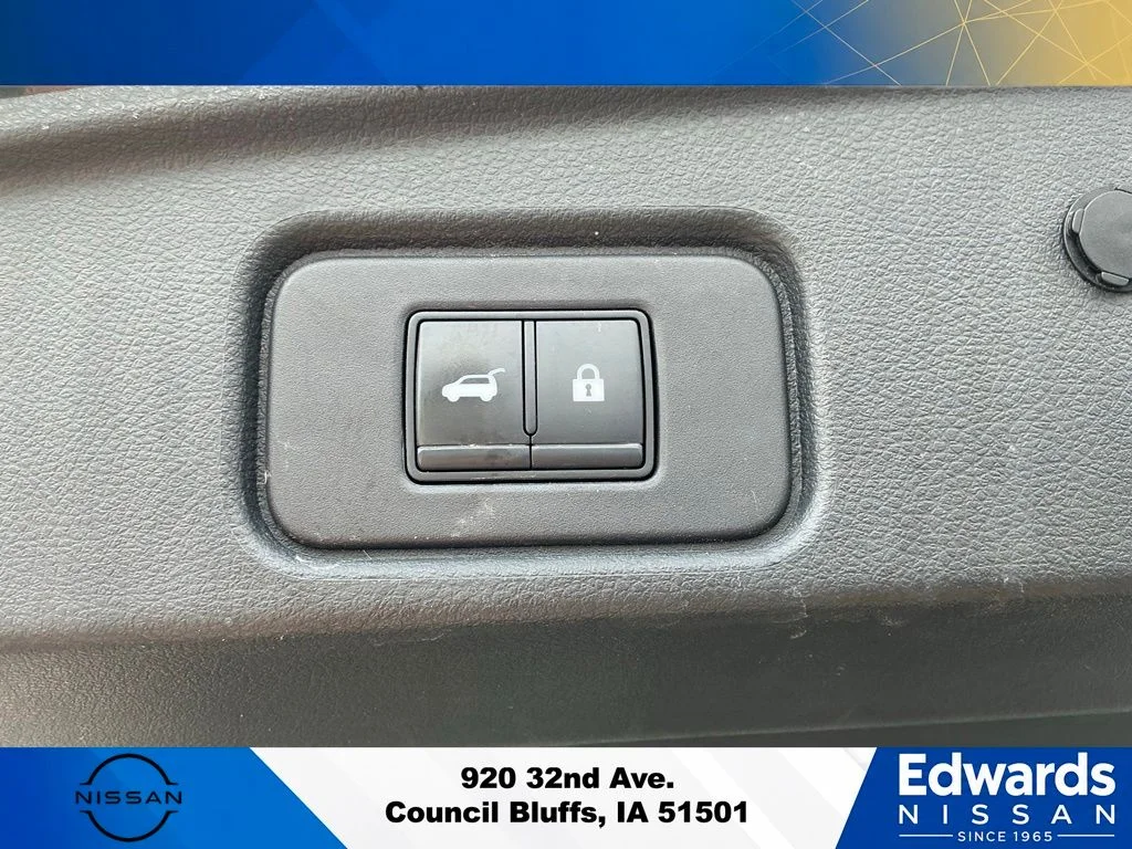 Used 2022 Black Nissan Platinum image 13