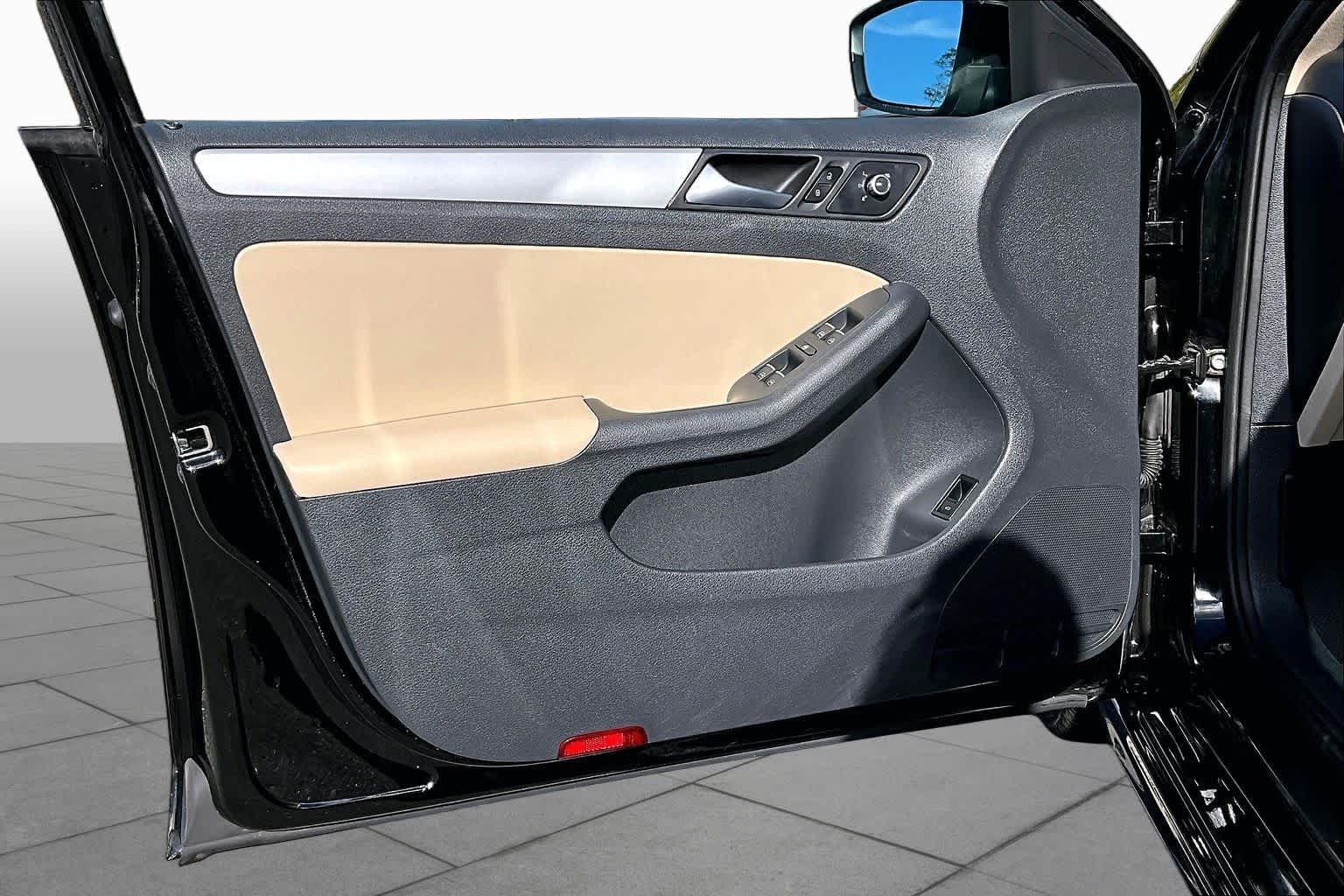 Used 2013 Black Volkswagen SE w/Convenience image 21