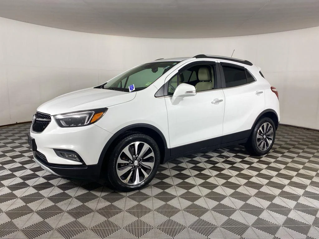 Used 2017 Summit White Buick Essence image 3