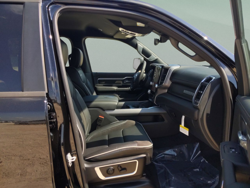 New 2026 Diamond Black Crystal Pearl-Coat Exterior Paint RAM Laramie image 35