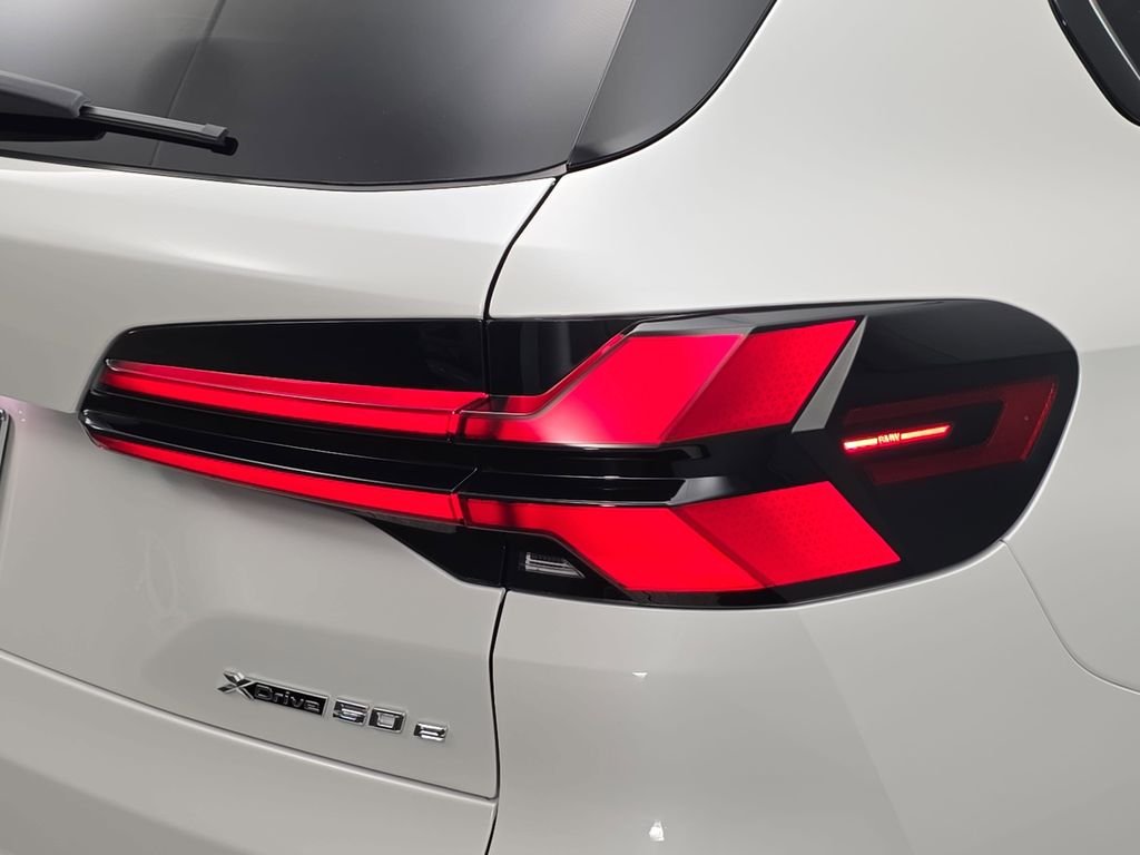 New 2026 Mineral White Metallic BMW xDrive50e image 33