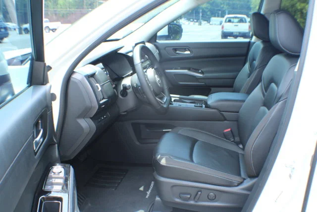 Used 2024 Pearl White Tricoat Nissan SL image 12