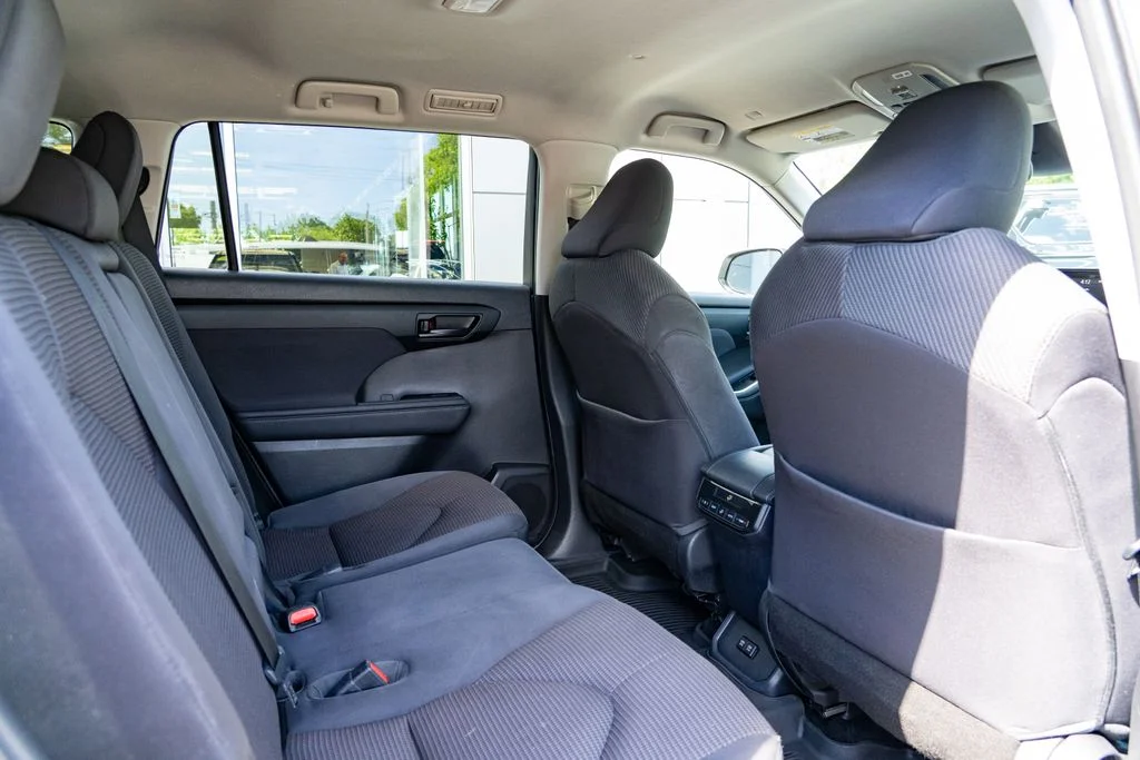Used 2020 White Toyota LE image 26