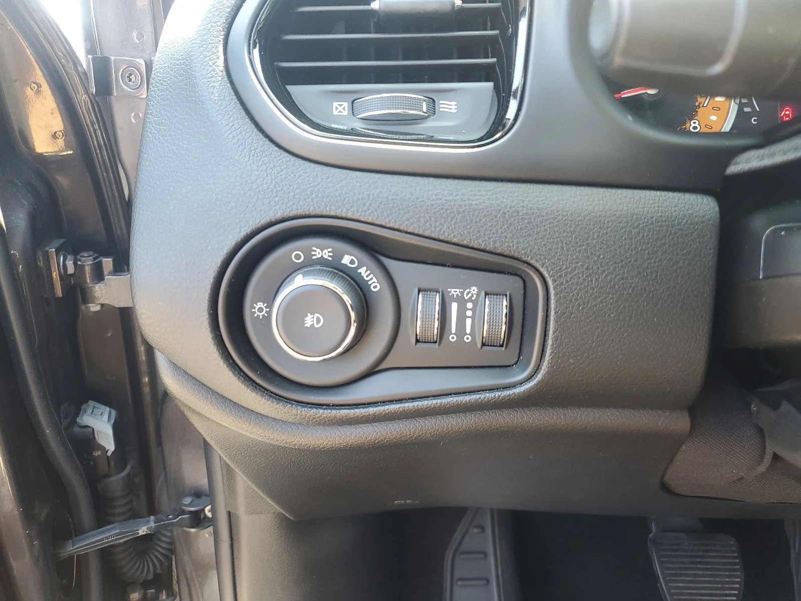 Used 2018 Granite Crystal Metallic Clearcoat Jeep Altitude image 14