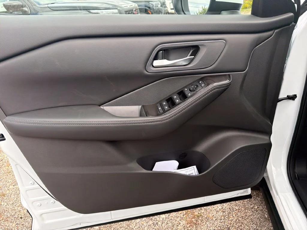 Used 2027  Nissan SV image 7
