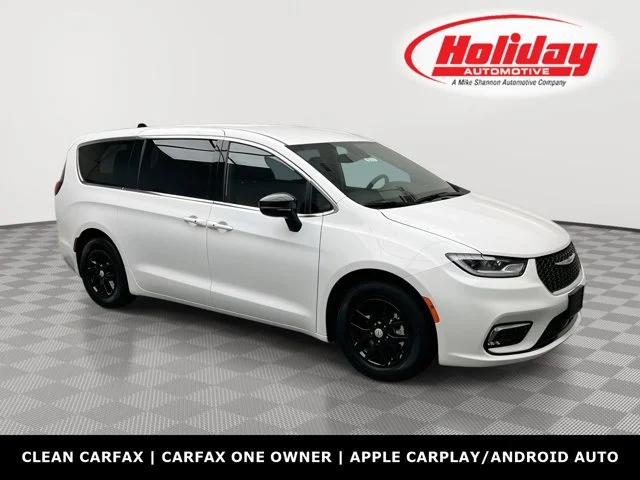 2025 Chrysler Pacifica Select's photo