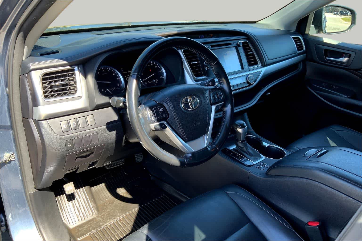 Used 2017 Shoreline Blue Pearl Toyota XLE image 18