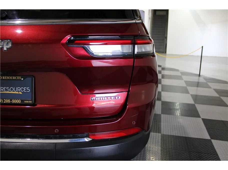 Used 2023 Velvet Red Pearlcoat Jeep Limited image 9