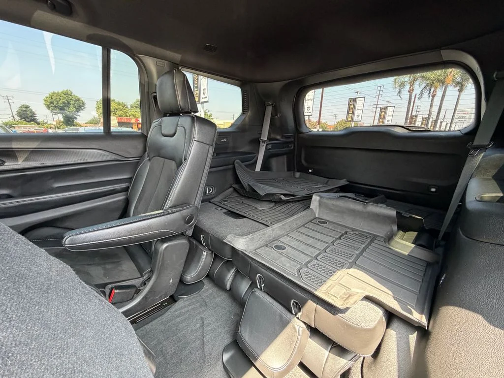 Used 2023 Silver Jeep Altitude image 18