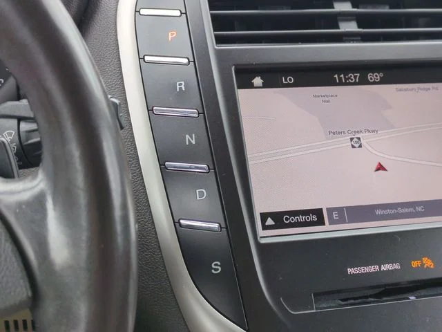 Used 2019 White Lincoln Select image 25